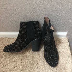 👢 GORGEOUS NEW BLACK AND GOLD STUDDED BOOTS👢